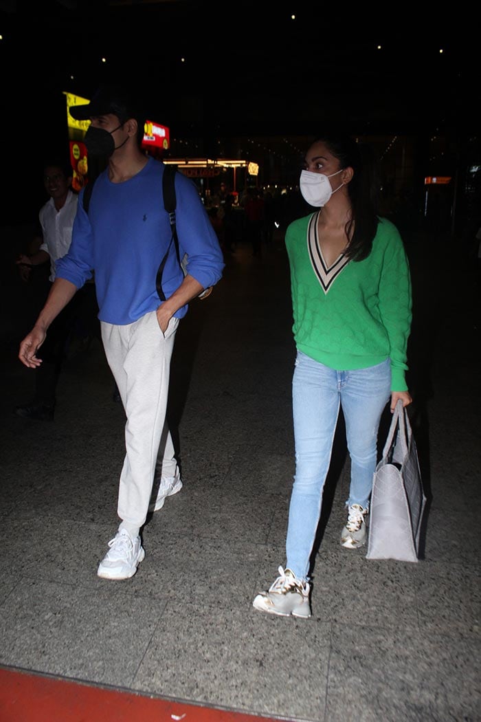 Sidharth Malhotra and Kiara Advani were snapped at the airport together.