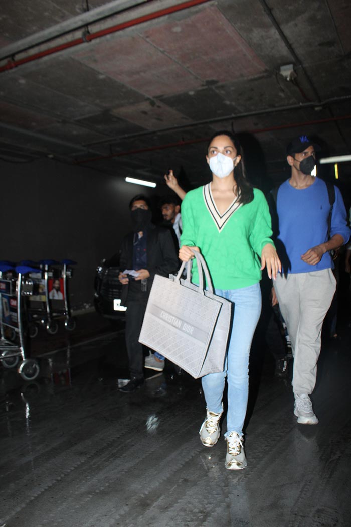 Sidharth Malhotra looked dapper in a  blue sweatshirt paired with white pants while Kiara Advani looked pretty in a green top and blue jeans.