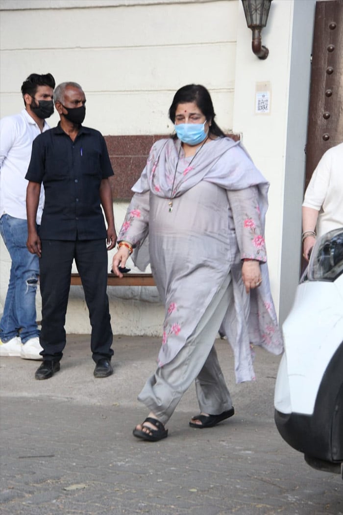 Rupali Ganguly And Other Stars Visited Bappi Lahiri"s Family