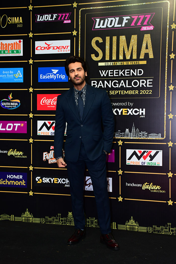 Arjan Bajwa also posed on the red carpet.