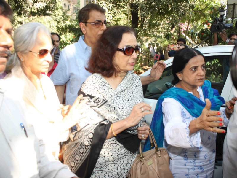 Asha, Waheeda, Helen Visit Sadhana Shivdasani's Family