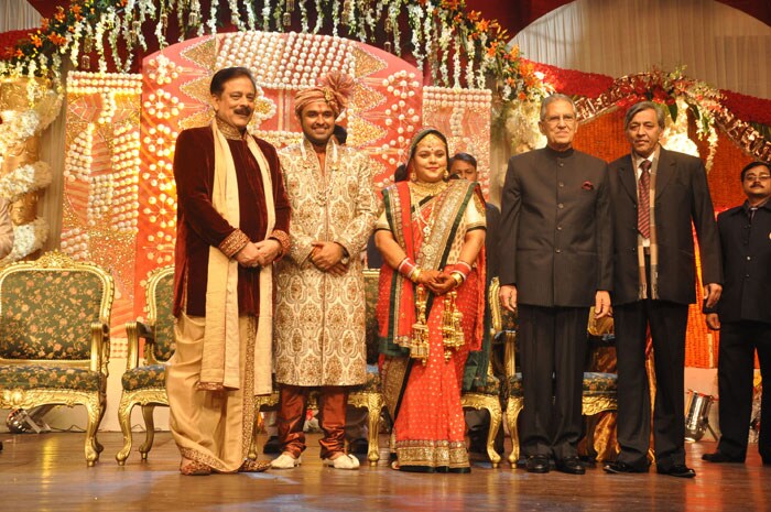 (From L-R) Subrata Roy Sahara, groom Karan, bride Sivanka and Uttar Pradesh governor B L Joshi.