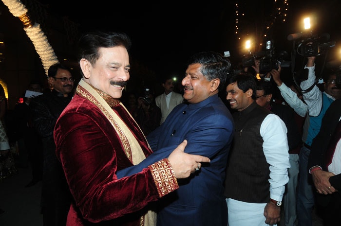 Subrata Roy Sahara welcomes BJP leader Ravi Shankar Prasad.