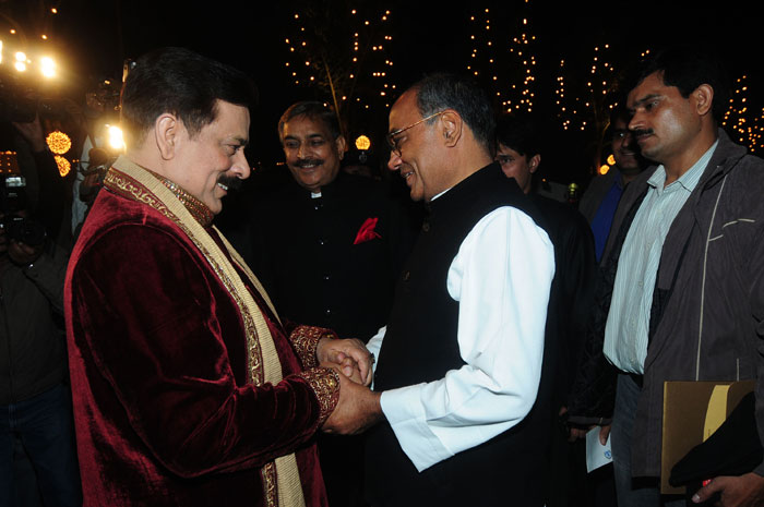 Subrata Roy Sahara greets Congress leader Digvijay Singh