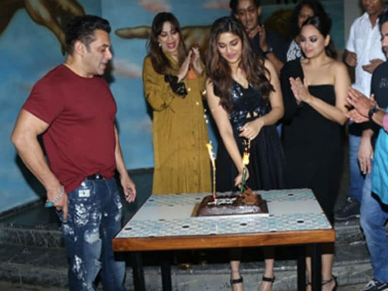 Photo : Saiee Manjrekar Celebrates Birthday With Salman Khan And Sonakshi Sinha
