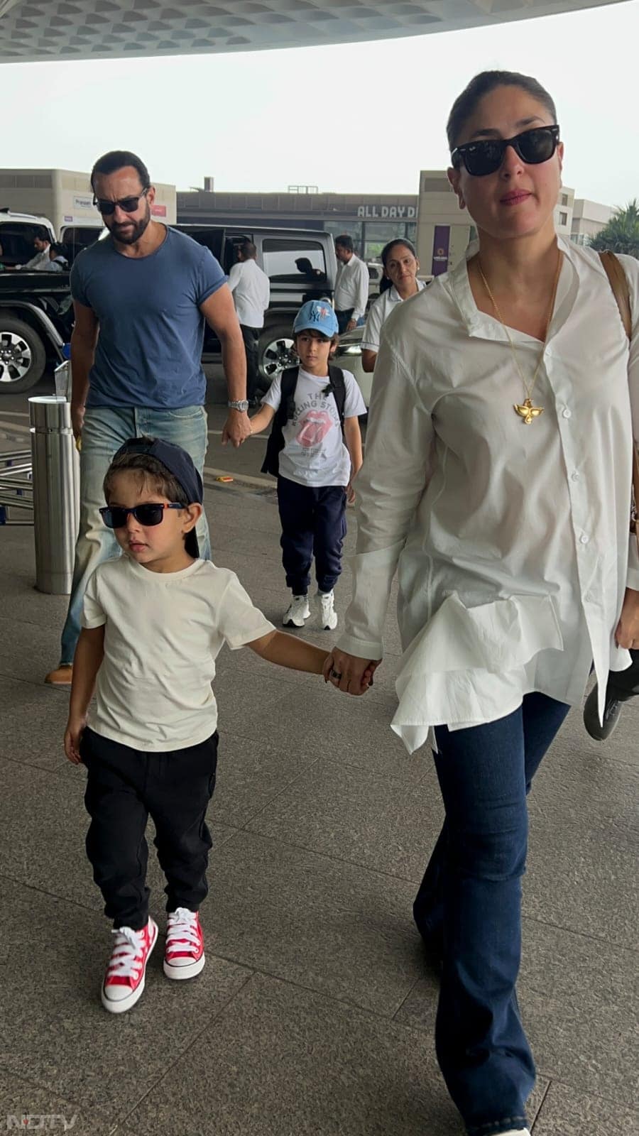 Saif Ali Khan, Kareena Kapoor, and sons posed for a perfect family frame. (Image Courtesy: Varinder Chawla)