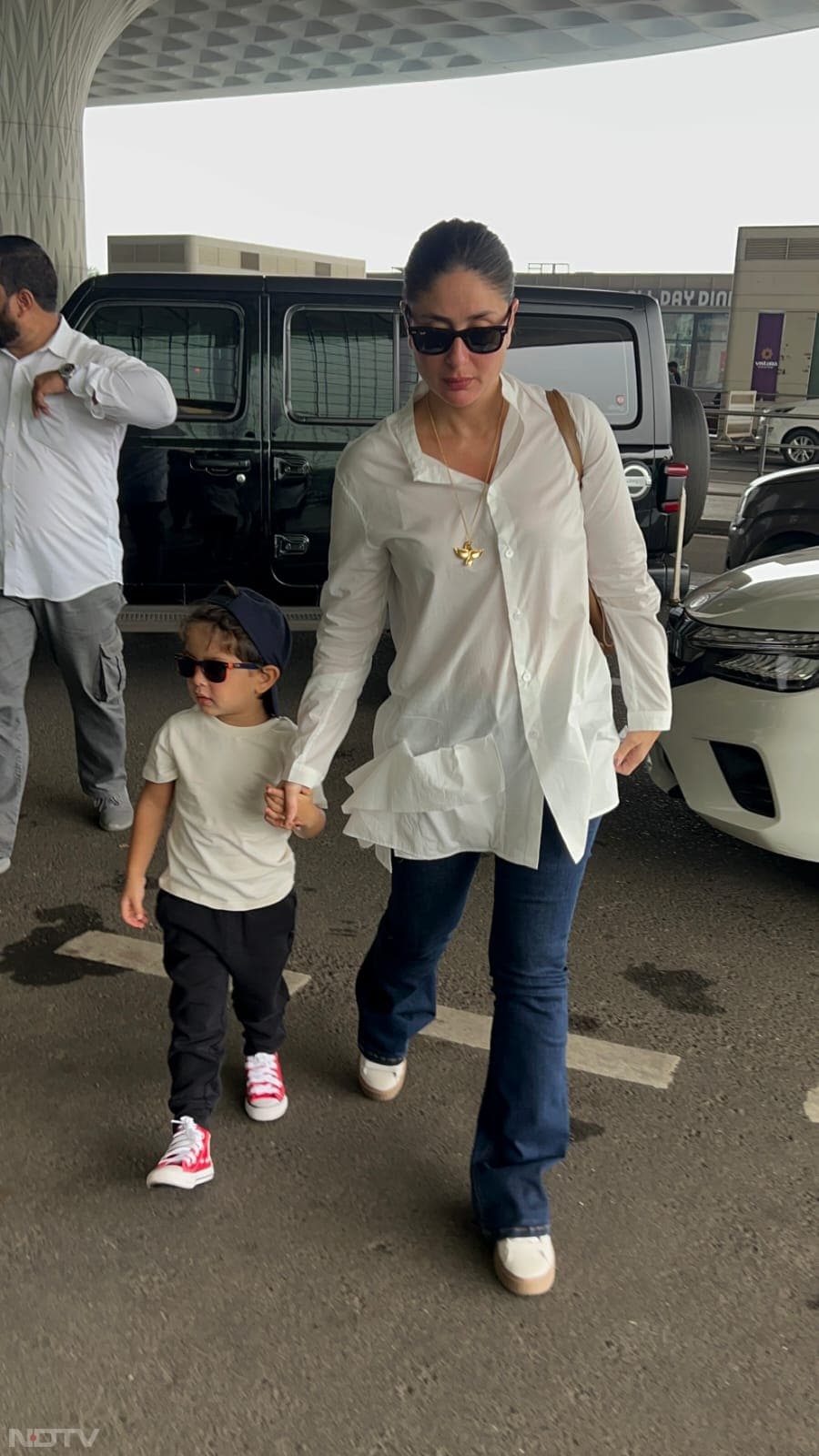 Kareena Kapoor and Jeh twinned in white. (Image Courtesy: Varinder Chawla)