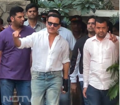 After waving to the paps, Saif entered his home. (Courtesy: Varinder Chawla)