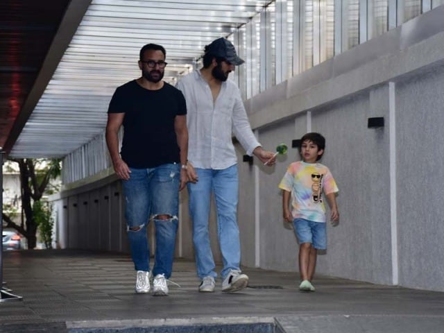 Photo : Saif Ali Khan's Day Out With Sons Ibrahim And Taimur