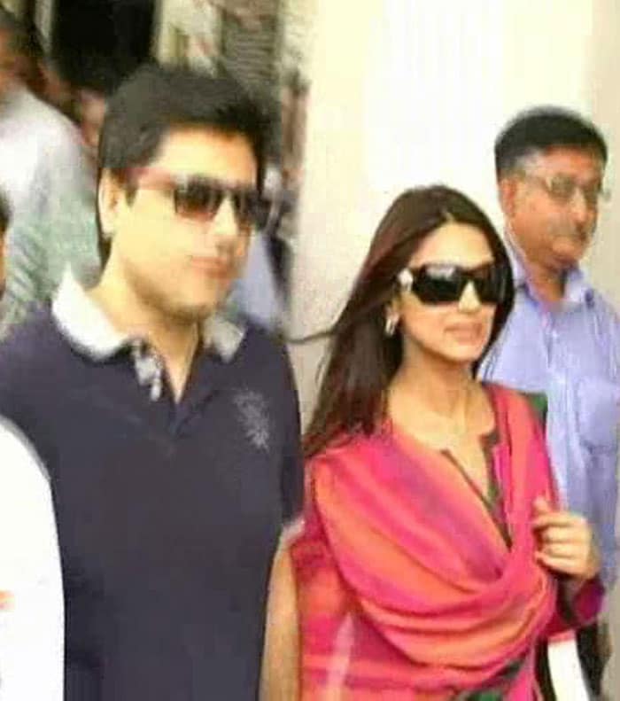 Actress Sonali Bendre reached Jodhpur airport with husband Goldie Behl.<br><br>

Salman is accused of having killed endangered blackbuck deer near Jodhpur while shooting <i>Hum Saath Saath Hain</i> in 1998. The other actors are charged with abetting him.