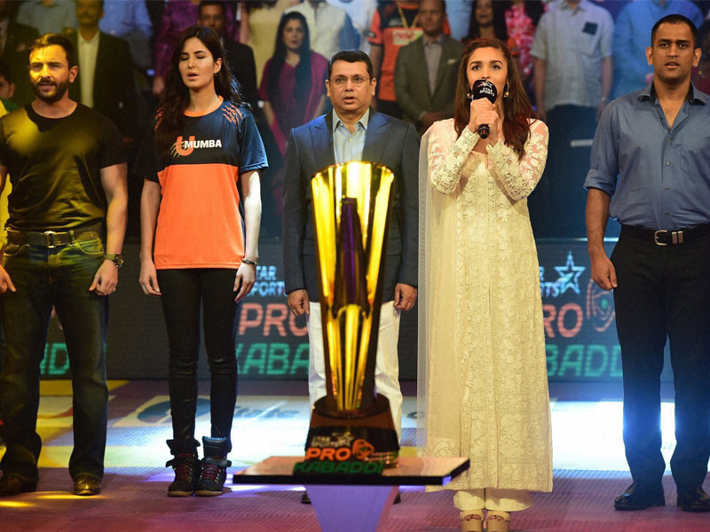 Captain Cool, Alia and <i>Phantoms</i> of Mumbai Root For Pro Kabaddi