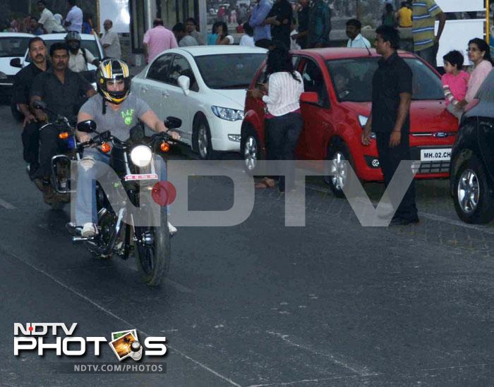 After Salman, Saif stalls traffic