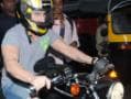 After Salman, Saif stalls traffic After Salman, Saif stalls traffic