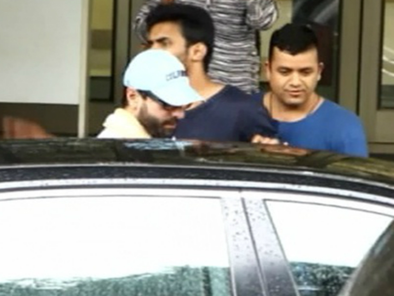 ऑल इज वेल: 'छोटे नवाब' को मिली अस्पताल से छुट्टी, बेबो ने रखा पूरा ख्याल ऑल इज वेल: 'छोटे नवाब' को मिली अस्पताल से छुट्टी, बेबो ने रखा पूरा ख्याल