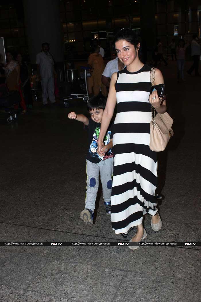 At the Airport: Kareena, Saif Return From London Holiday
