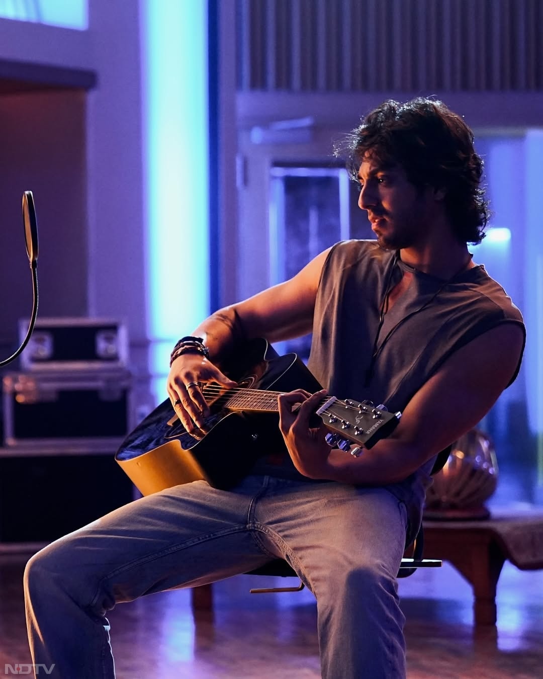 इसके अलावा अहान पांडे की फैमिली ने भी उन्हें बधाई देते हुए हार्ट इमोजी शेयर की.