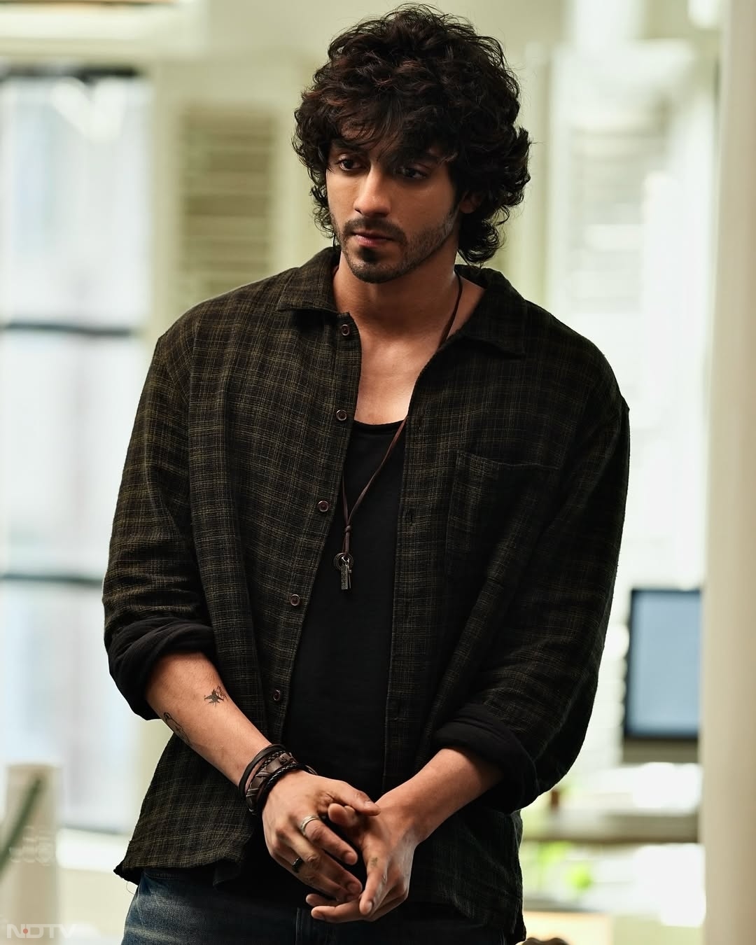 अहान पांडे, अनन्या पांडे के कजन और चंकी पांडे के भतीजे हैं.  वह चंकी पांडे के भाई चिक्की पांडे के बेटे हैं.