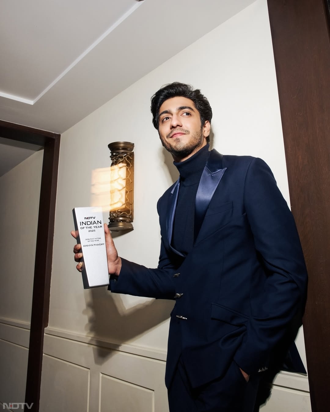 NDTV इंडियन ऑफ द ईयर 2025 में सैयारा के लिए एक्टर अहान पांडे को 'डेब्यटांट एक्टर ऑफ द ईयर' के अवॉर्ड से सम्मानित किया गया.