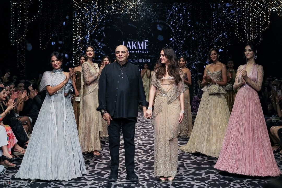 भारतीय परिधानों की शाश्वत सुंदरता से प्रेरित, अनीत पड्डा रैंप पर पहनी गई गोल्डन सीक्विन साड़ी में बेहद खूबसूरत लग रही थीं.