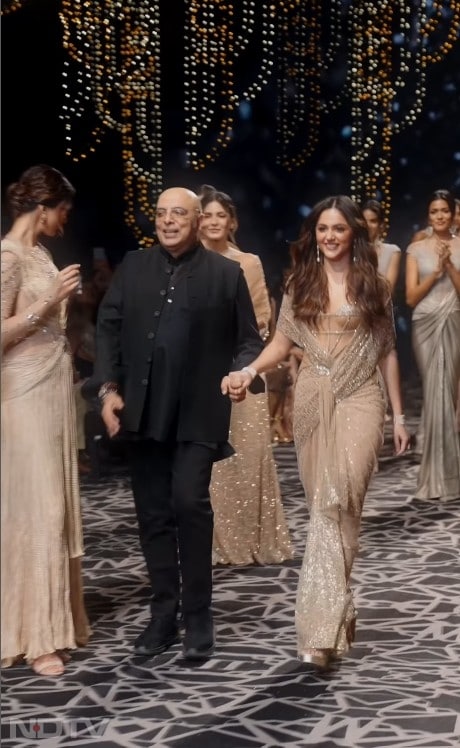 यह तरुण तहिलियानी के नए कलेक्शन, 'बेज्वेल्ड' से है. वहीं अनीत पड्डा ने अपनी रैंप वॉक और स्माइल से इस शो में लाइमलाइट ले ली.
