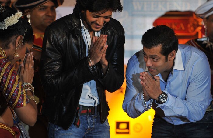 Bollywood actors Salman Khan (R) and Ritesh Deshmukh (C) greet an artist during a news conference to promote The International Indian Film Academy (IIFA) awards, in Mumbai. Sri Lanka will host top Indian movie stars for the annual "Bollywood Oscars" weekend that showcases one of the world's most ambitious and prolific film industry. The three-day International Indian Film Academy (IIFA) event that runs from June 3-5, will feature performances, premieres, celebrity parties, workshops, business forums, fashion shows and a Twenty20 cricket match. (Photo: AFP)