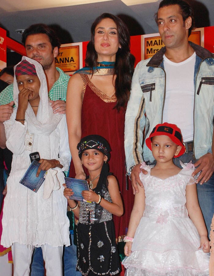 Sohail Khan, Kareena Kapoor, and Salman Khan pose for photographs with children during the promotional event in Mumbai.  (Photo: AFP)