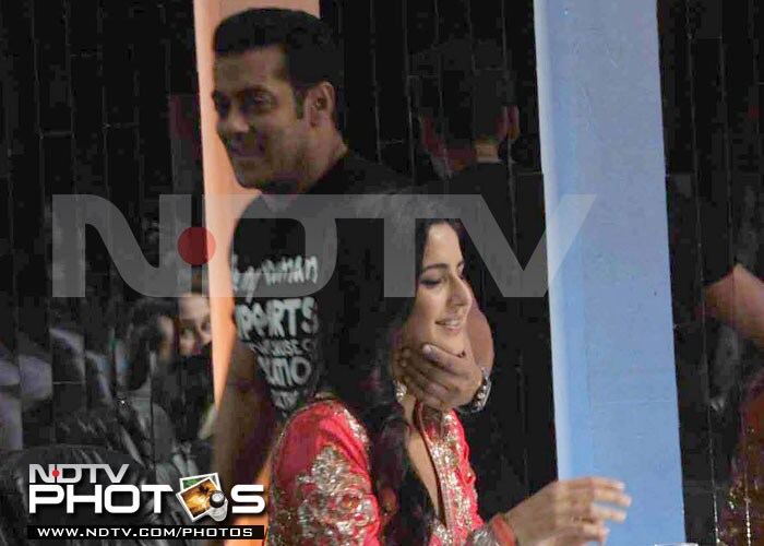 Salman can\'t keep his hands off Katrina