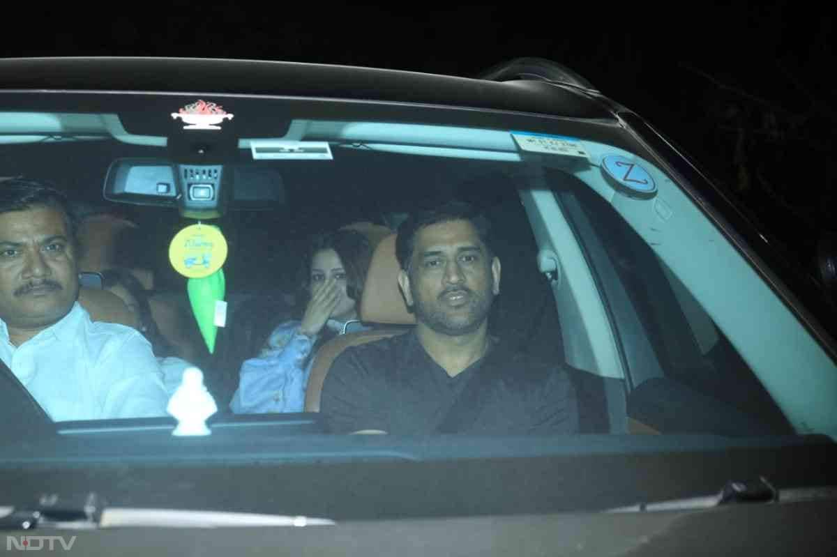 क्रिकेटर महेंद्र सिंह धोनी अपनी वाइफ साक्षी धोनी और बेटी के साथ भाईजान की बर्थडे पार्टी में शामिल हुए.