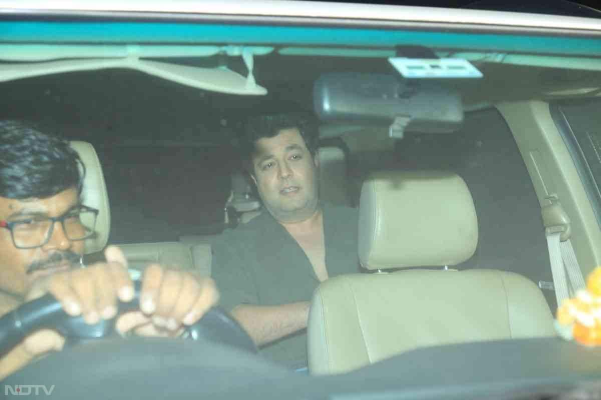 बॉलीवुड एक्टर वरुण शर्मा भी बर्थडे पार्टी का हिस्सा बनें. जहां उन्होंने पैपराजी को पोज भी दिए.