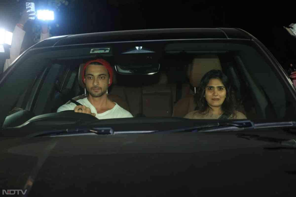 सलमान खान की बहन अर्पिता खान जहां खुद गाड़ी चलाकर बच्चों के साथ भाई की बर्थडे पार्टी में पहुंचे तो वहीं पति आयुष शर्मा अलग गाड़ी में पार्टी में पहुंचे.