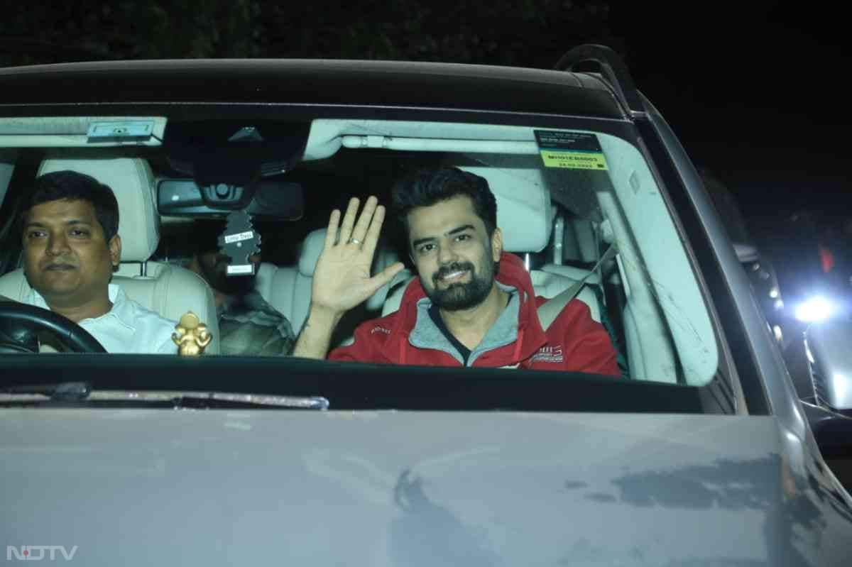 होस्ट मनीष पॉल भी भाईजान की बर्थडे पार्टी का हिस्सा बनें, जिसकी तस्वीरें वायरल हो रही हैं.