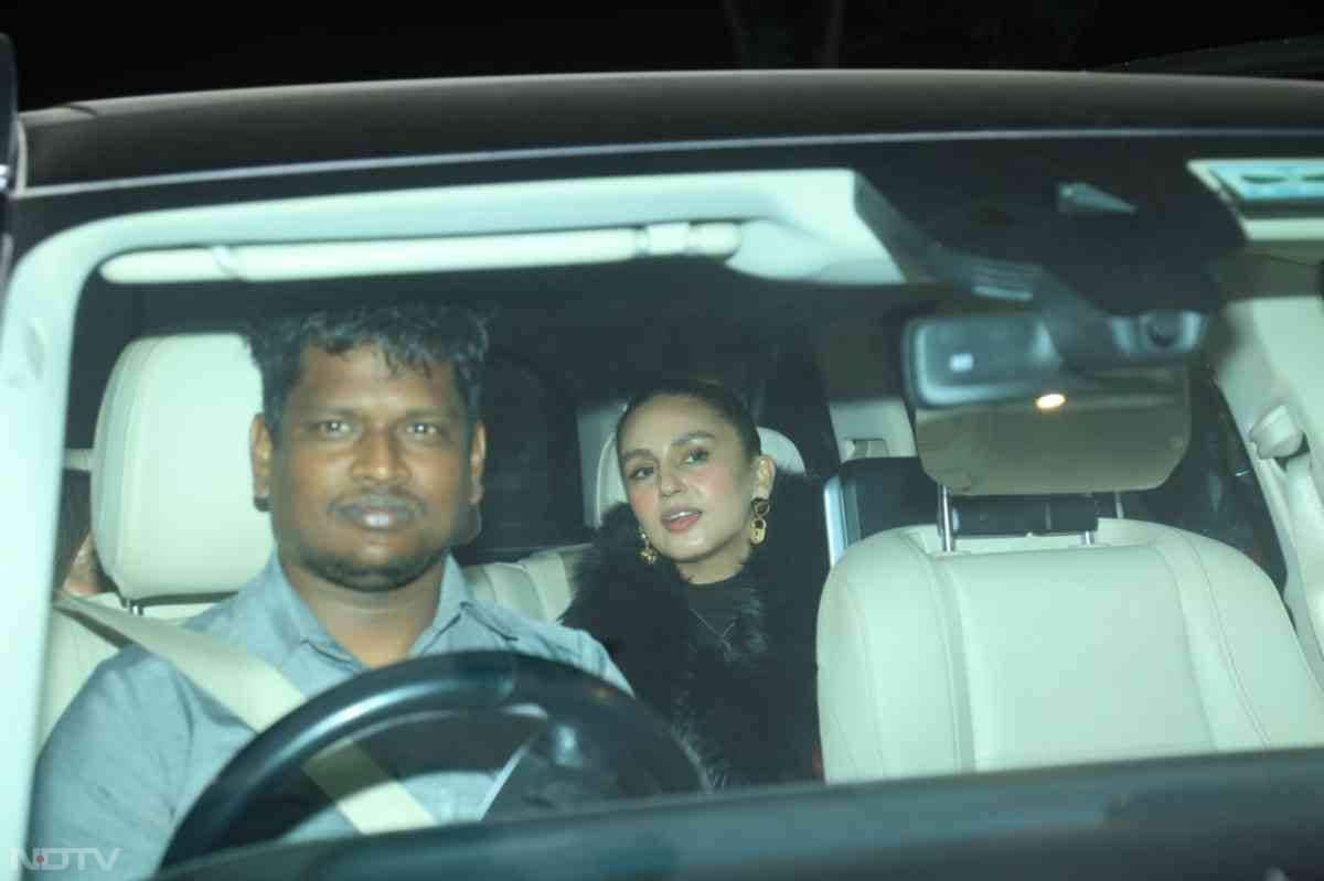 एक्ट्रेस हुमा कुरेशा, जहीर इकबाल भी सलमान खान की बर्थडे पार्टी में पहुंचे. वहीं उन्होंने पैपराजी को भी पोज दिया.