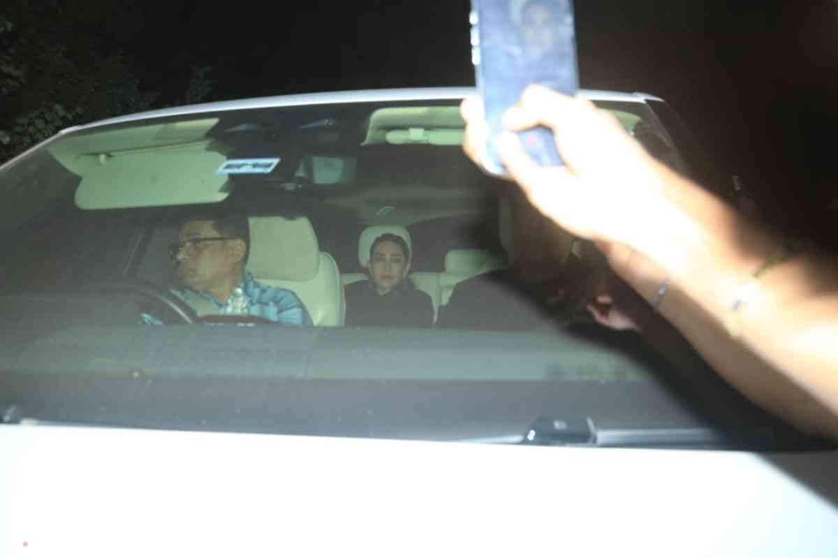 करिश्मा कपूर और मनीष मल्होत्रा साथ में सलमान खान की बर्थडे पार्टी में शामिल हुए.