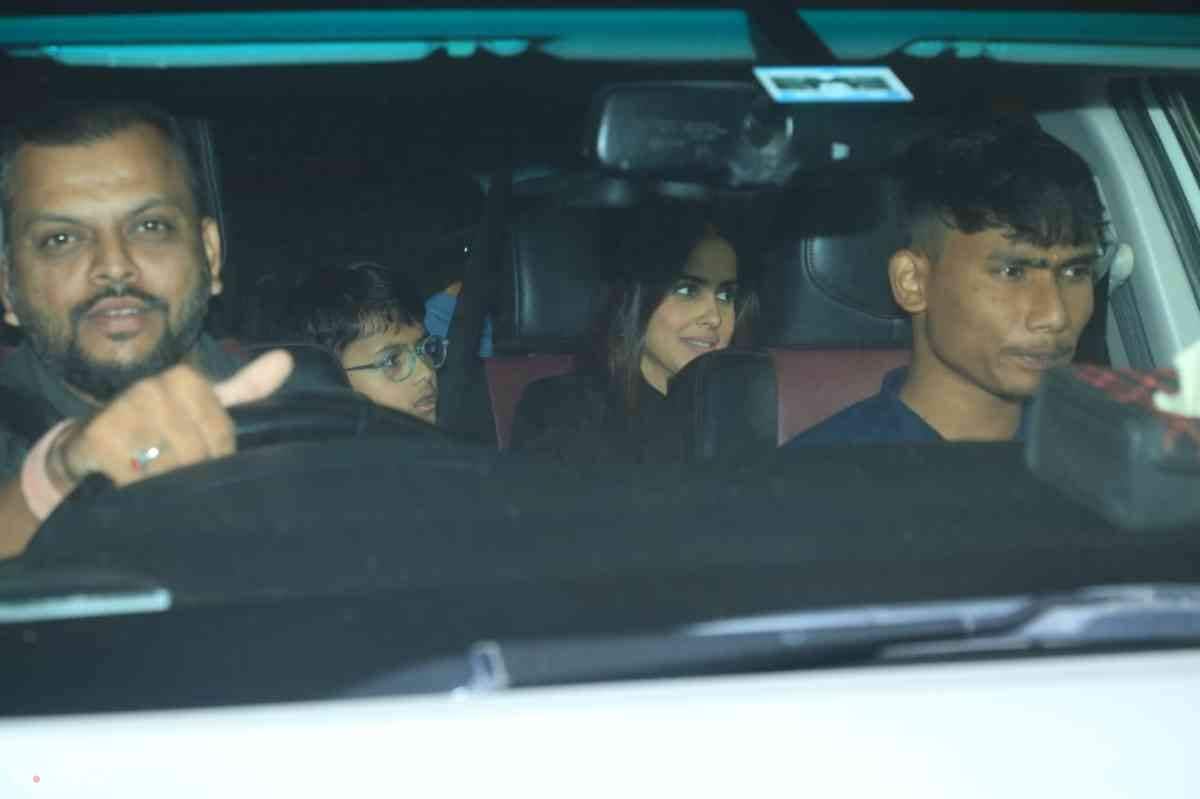 रितेश देशमुख तो नहीं लेकिन उनके बच्चे और पत्नी जेनिलिया डिसूजा पैपराजी के कैमरे में पार्टी में शामिल होते हुए कैद हुए.