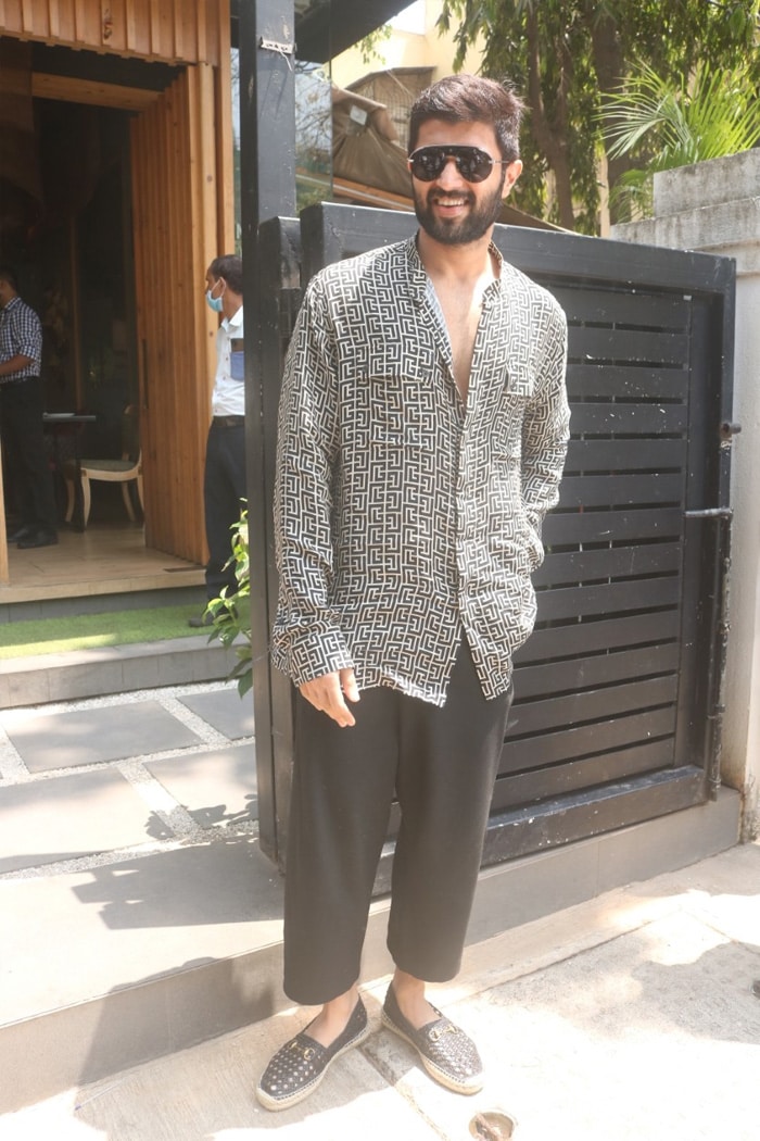 Vijay Deverakonda posed for shutterbugs in Khar.