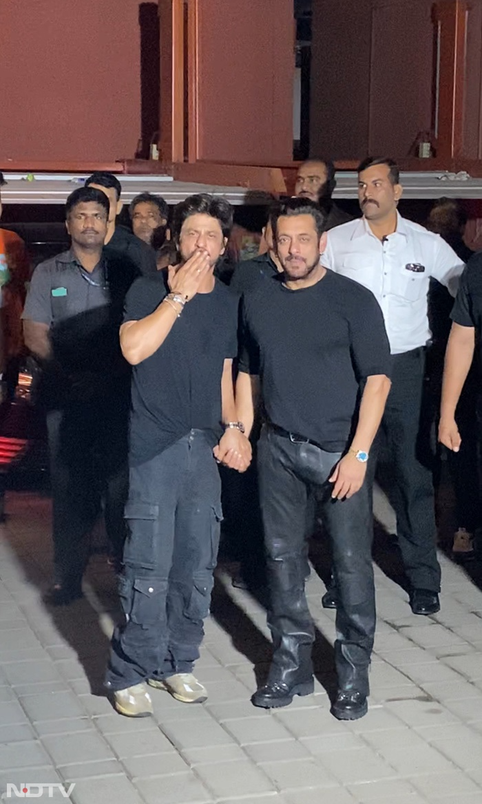 शाहरुख देर रात सलमान खान की बर्थडे पार्टी में पहुंचे.(फोटो क्रेडिट: वरिंदर चावला)