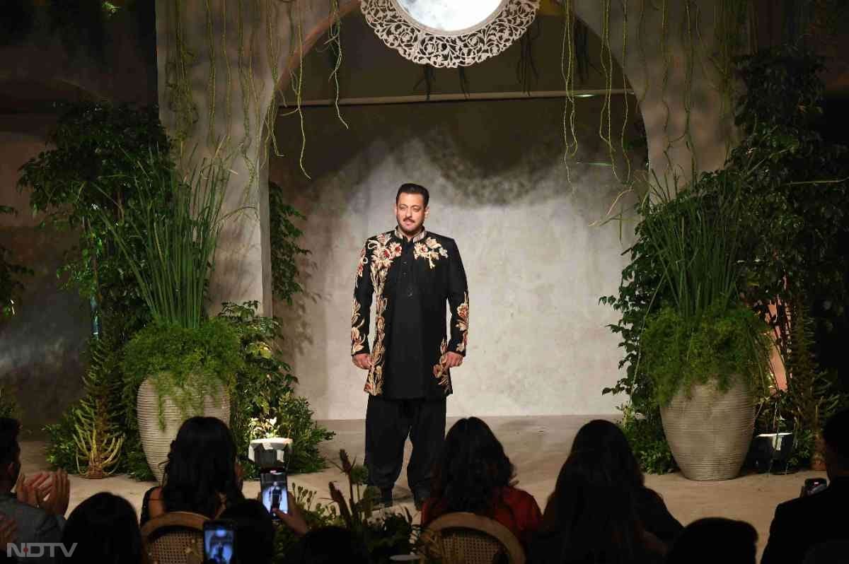 सलमान खान ने डिजाइनर विक्रम फडनीस के इंडस्ट्री में 35 साल पूरे होने के मौके पर एक स्पेशल रैम्प वॉक की.