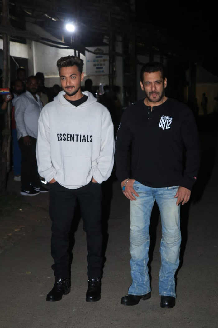 Salman, who plays a cop in the film, was sporting a black tee while Aayush, who is his nemesis in the movie, was dressed in a white tee and jeans.