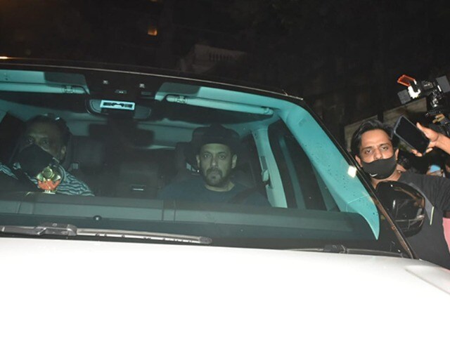 Salman Khan Pictured At Shah Rukh Khan And Gauris Home After Aryans Arrest 5719