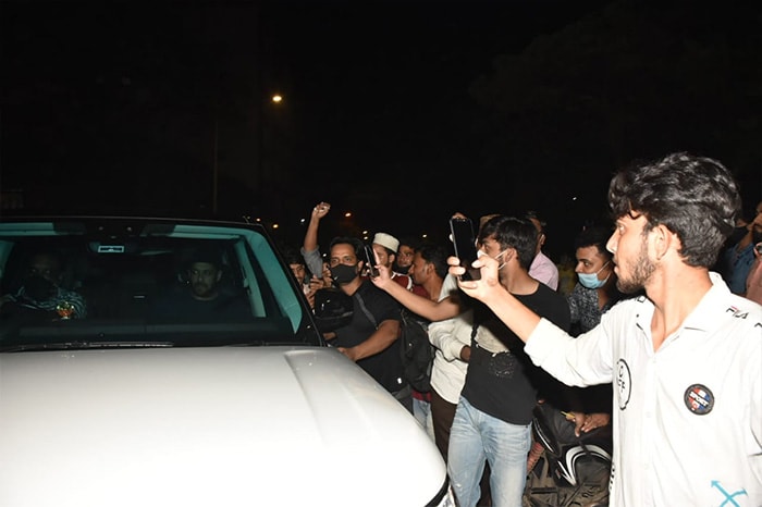 Salman Khan Pictured At Shah Rukh Khan And Gauri\'s Home After Aryan