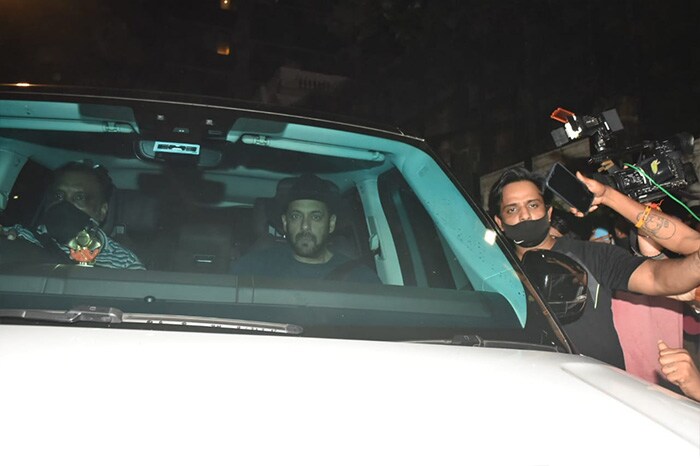 Salman Khan Pictured At Shah Rukh Khan And Gauri\'s Home After Aryan