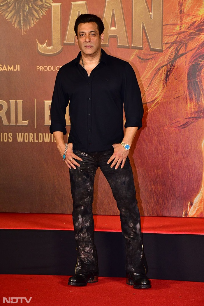 ट्रेलर लॉन्च इवेंट में सलमान खान ब्लैक आउटफिट में डैशिंग लग रहे थे. (फोटो: वरिंदर चावला)
