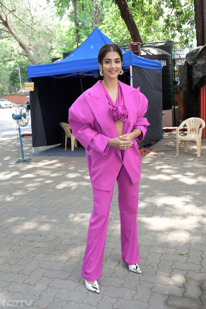 Pooja Hegde was spotted promoting her upcoming film <i>Kisi Ki Bhai Kisi Ki Jaan</i> in Mumbai. (Image Courtesy: Varinder Chawla)