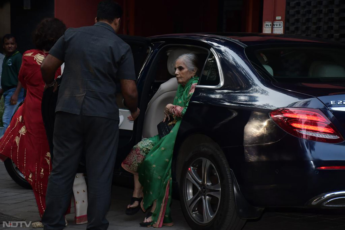 Arbaaz Khan's mom Sushila Charak looked lovely in green.   (Image Courtesy: Varinder Chawla)