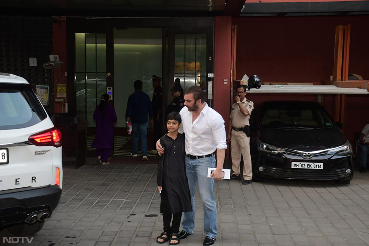 Sohail Khan was spotted with his son Yohan.  (Image Courtesy: Varinder Chawla)