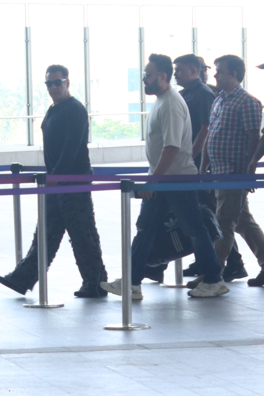एयरपोर्ट पर स्पॉट हुए सलमान खान, स्वैग में नजर आए भाईजान