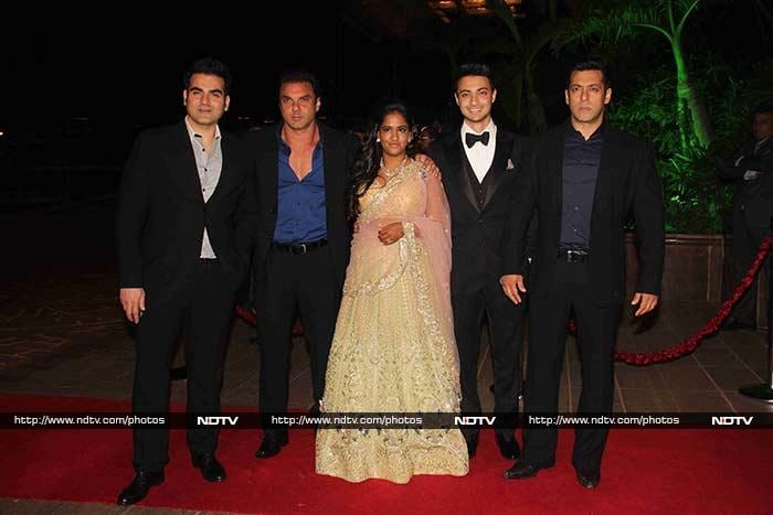 Salman, Khan-daan and A-List Stars at Arpita\'s Grand Reception