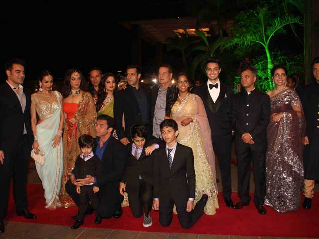 Photo : Salman, Khan-daan and A-List Stars at Arpita's Grand Reception