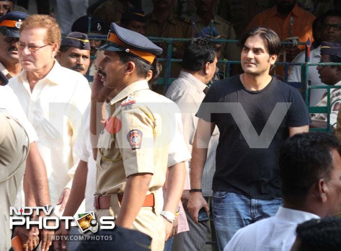 Salman, Rishi Kapoor visit Bal Thackeray