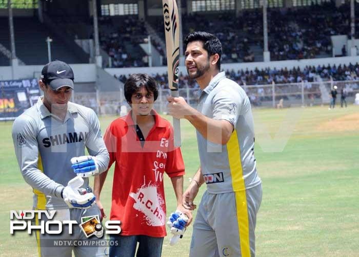 Salman, Arbaaz, Sohail play cricket for charity